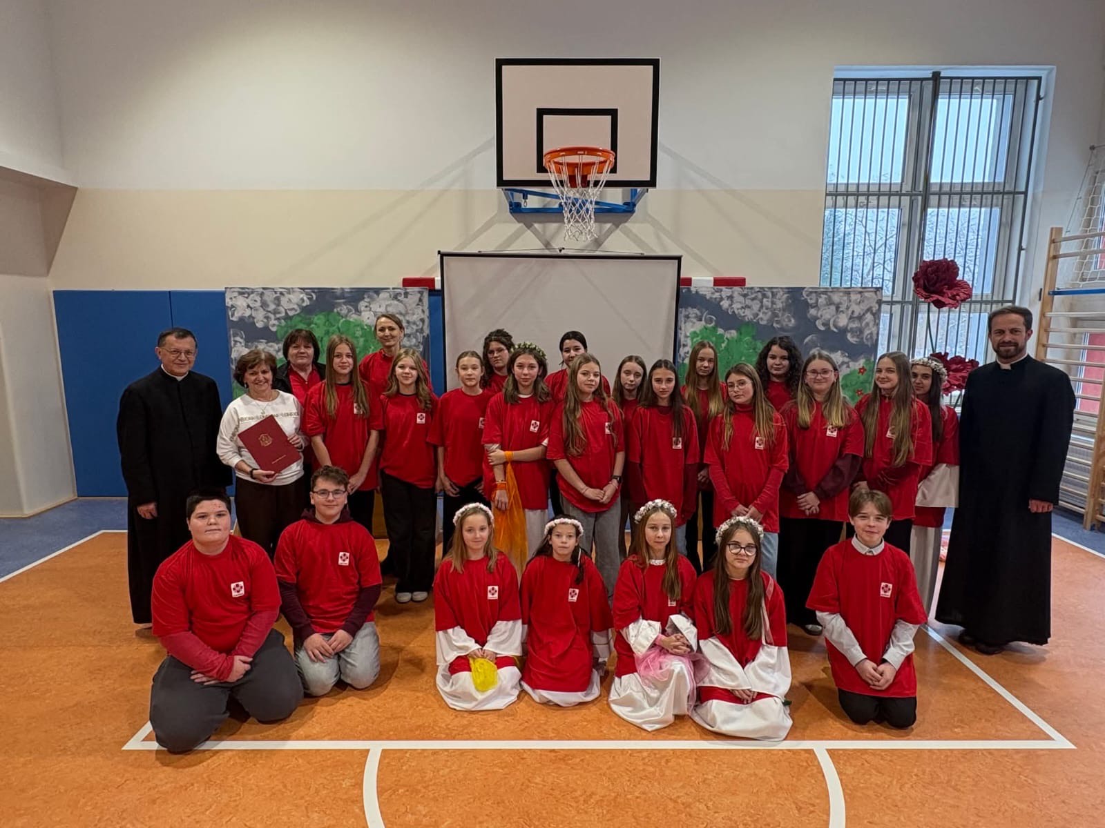 Przekazanie Aktu zatwierdzającego powołanie Szkolnego Koła Caritas